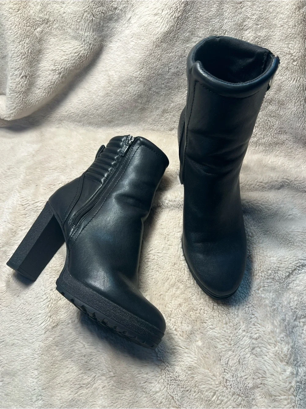 DKNY m boots featuring a chunky block heel size 9